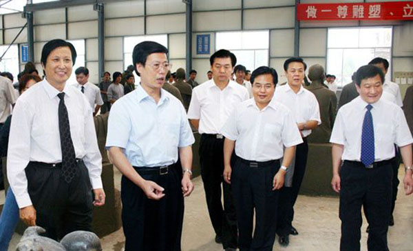 中央政治局常委、國(guó)務(wù)院副總理張高麗蒞臨華藝雕塑視察指導(dǎo)，傅紹相總經(jīng)理介紹雕塑藝術(shù)