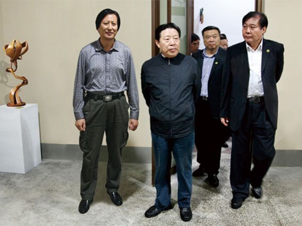 全國政協(xié)副主席、中國文聯(lián)主席孫家正在濰坊市政協(xié)主席趙興濤等領(lǐng)導(dǎo)陪同下參觀華藝雕塑坊茨小鎮(zhèn)雕塑館，孫主席對(duì)華藝雕塑給予高度評(píng)價(jià)，傅紹相總經(jīng)理介紹雕塑藝術(shù)
